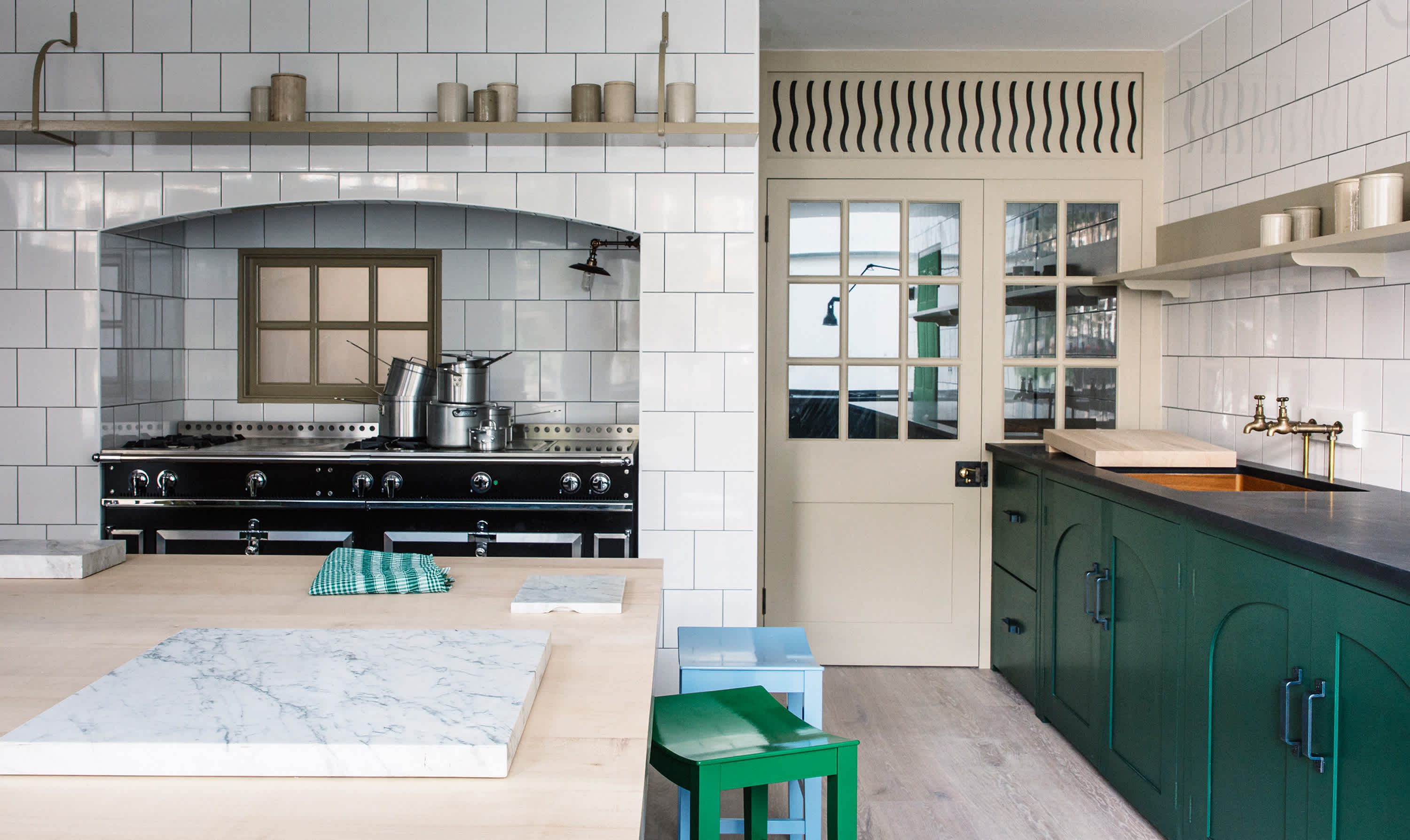 How to Design an English-Style Kitchen That's Both Timeless and Modern: A  Step-by-Step Guide, image size:3000x1787