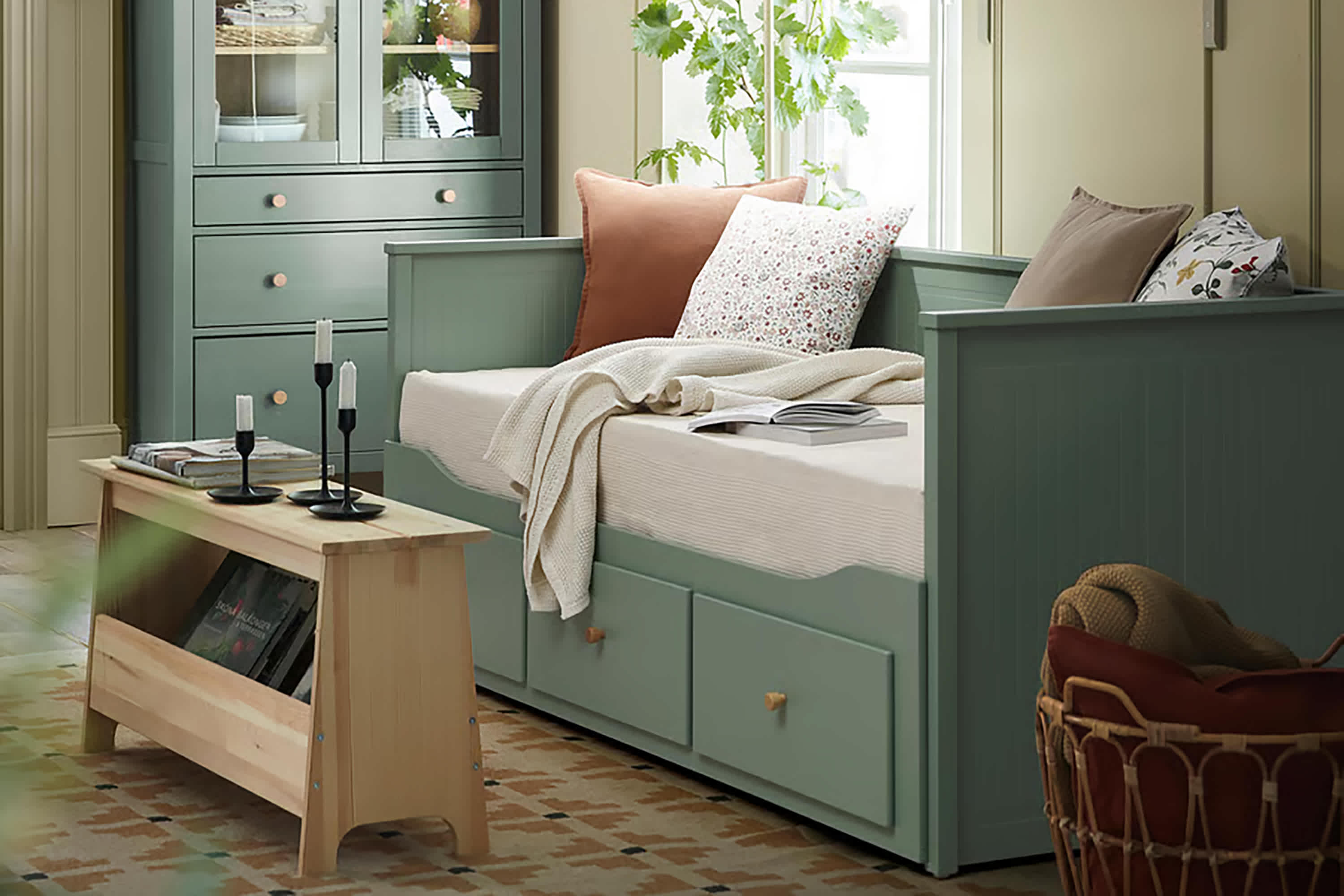 ベッドフレーム PICKUP ONLY HEMNES Daybed 80x200 cm The HEMNES Daybed Is a Top Pick for Small Spaces – Here's Why
